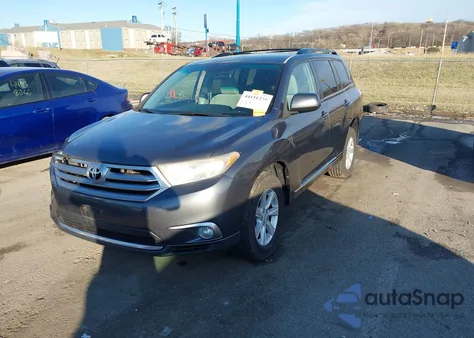 2011 Toyota Highlander Base V6 z USA, uszkodzony, nr VIN 5TDBK3EH3BS086097